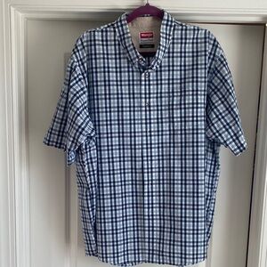 Wrangler Blue and White Plaid Short-Sleeve Button-Down Shirt